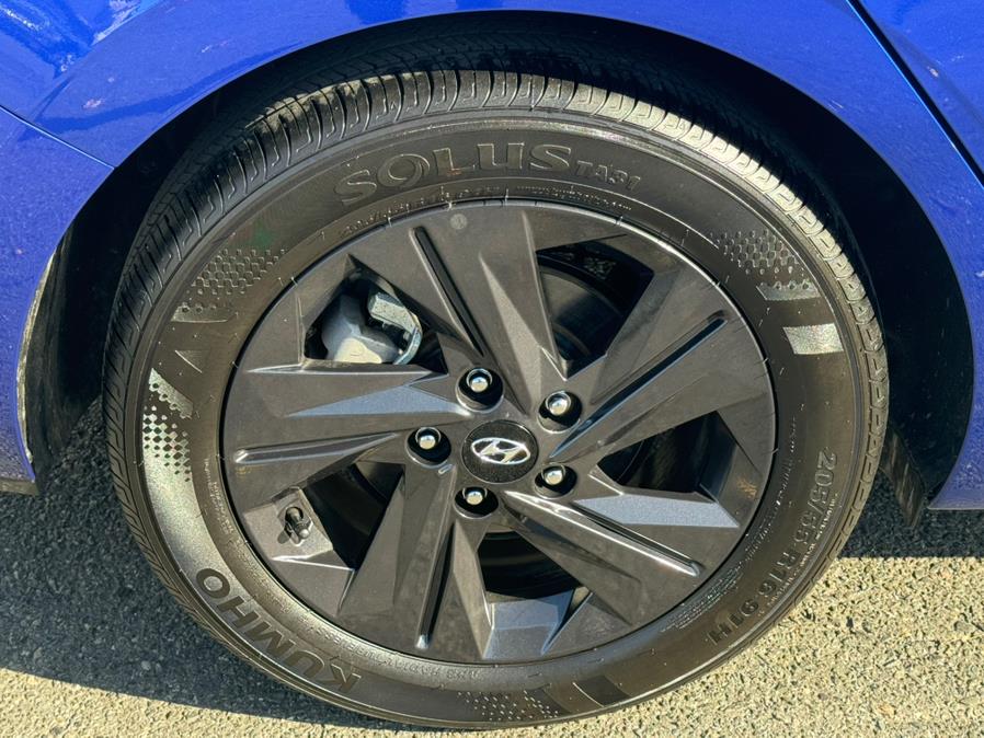 2023 Hyundai Elantra Limited IVT photo