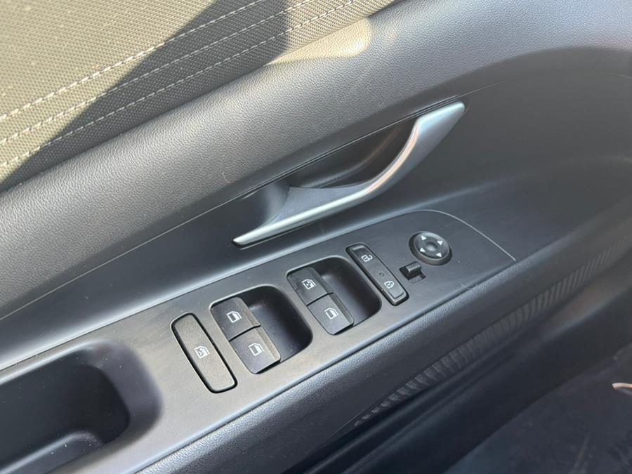 2023 Hyundai Elantra Limited IVT photo