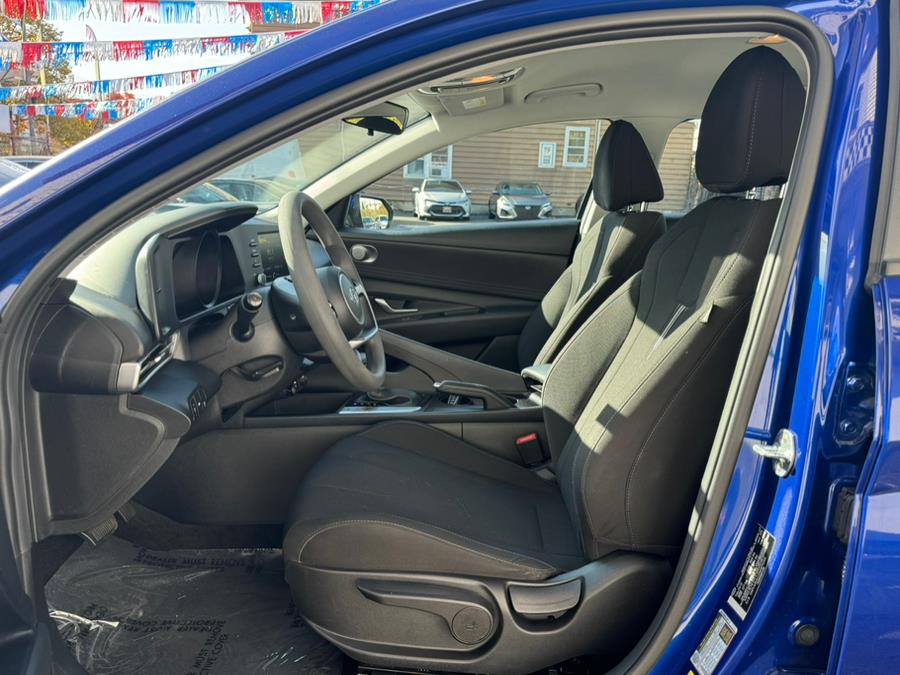 2023 Hyundai Elantra Limited IVT photo