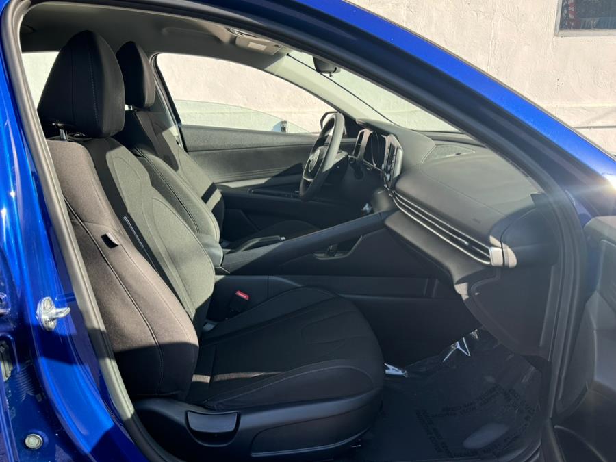 2023 Hyundai Elantra Limited IVT photo
