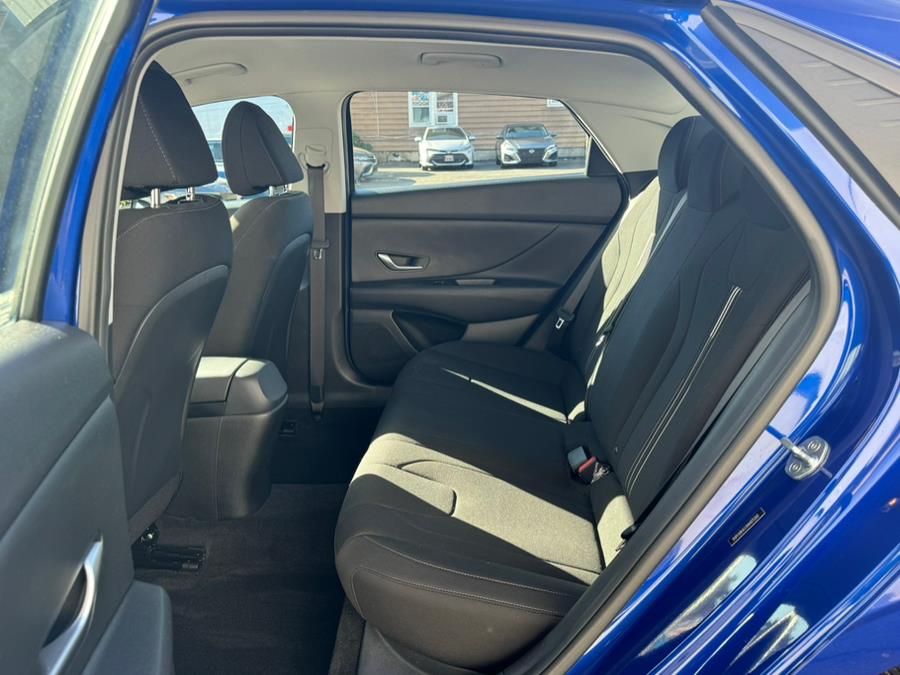 2023 Hyundai Elantra Limited IVT photo