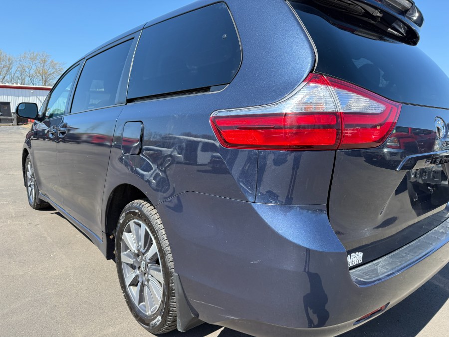2018 Toyota Sienna LE AWD 7-Passenger (Natl) photo