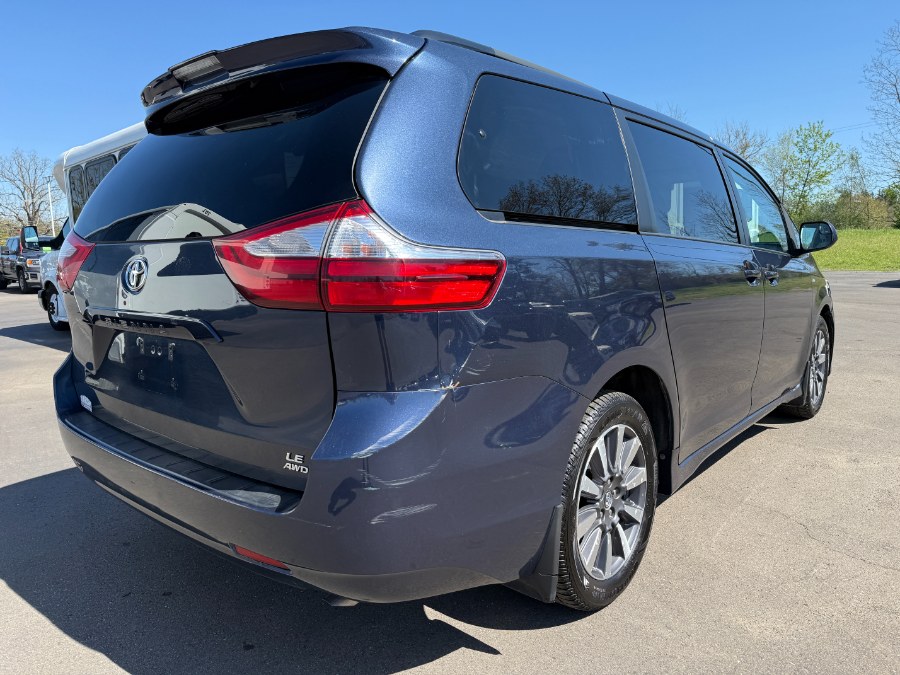 2018 Toyota Sienna LE AWD 7-Passenger (Natl) photo