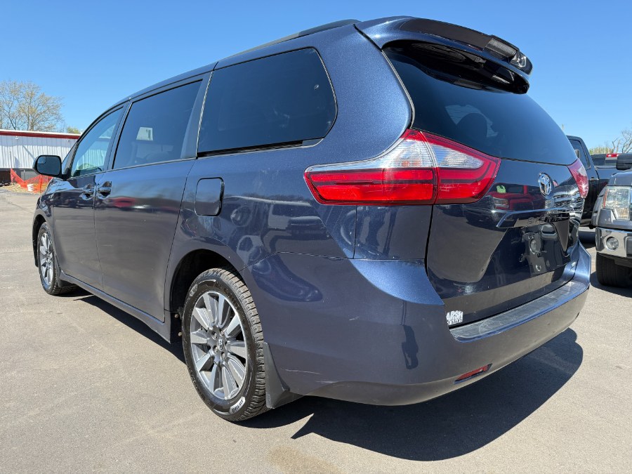 2018 Toyota Sienna LE AWD 7-Passenger (Natl) photo