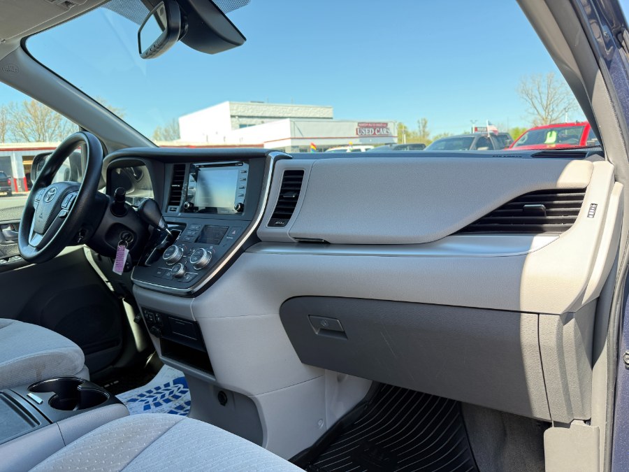 2018 Toyota Sienna LE AWD 7-Passenger (Natl) photo