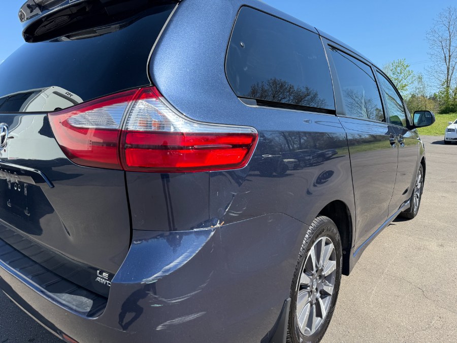 2018 Toyota Sienna LE AWD 7-Passenger (Natl) photo