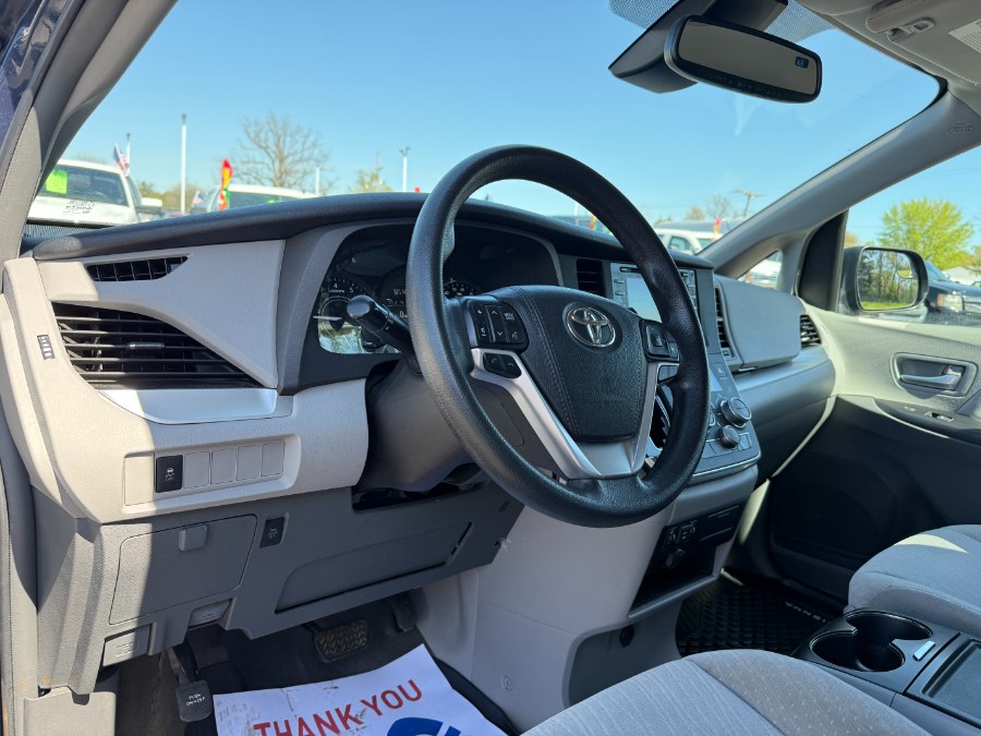 2018 Toyota Sienna LE AWD 7-Passenger (Natl) photo
