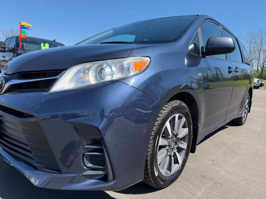 2018 Toyota Sienna LE AWD 7-Passenger (Natl) photo