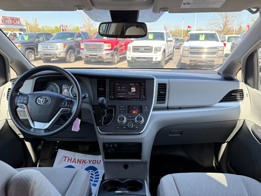 2018 Toyota Sienna LE AWD 7-Passenger (Natl) photo