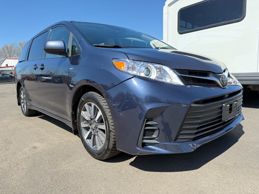 2018 Toyota Sienna LE AWD 7-Passenger (Natl) photo