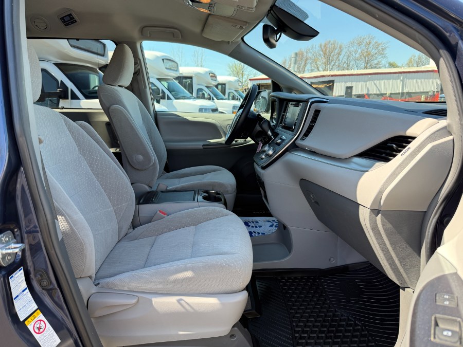 2018 Toyota Sienna LE AWD 7-Passenger (Natl) photo