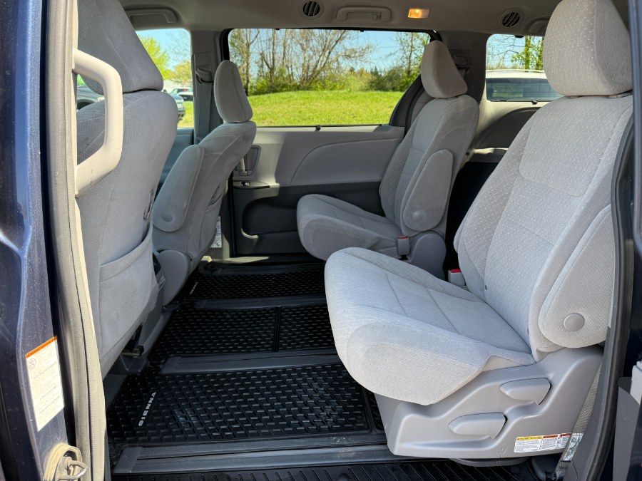 2018 Toyota Sienna LE AWD 7-Passenger (Natl) photo
