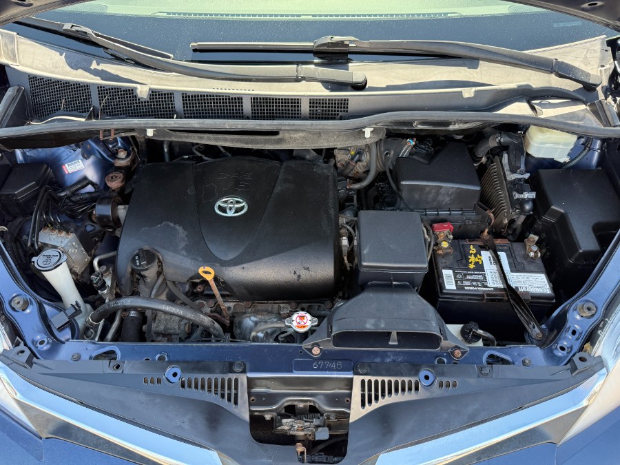 2018 Toyota Sienna LE AWD 7-Passenger (Natl) photo