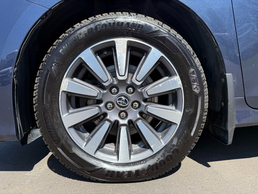 2018 Toyota Sienna LE AWD 7-Passenger (Natl) photo
