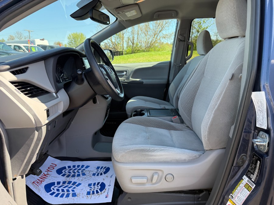 2018 Toyota Sienna LE AWD 7-Passenger (Natl) photo