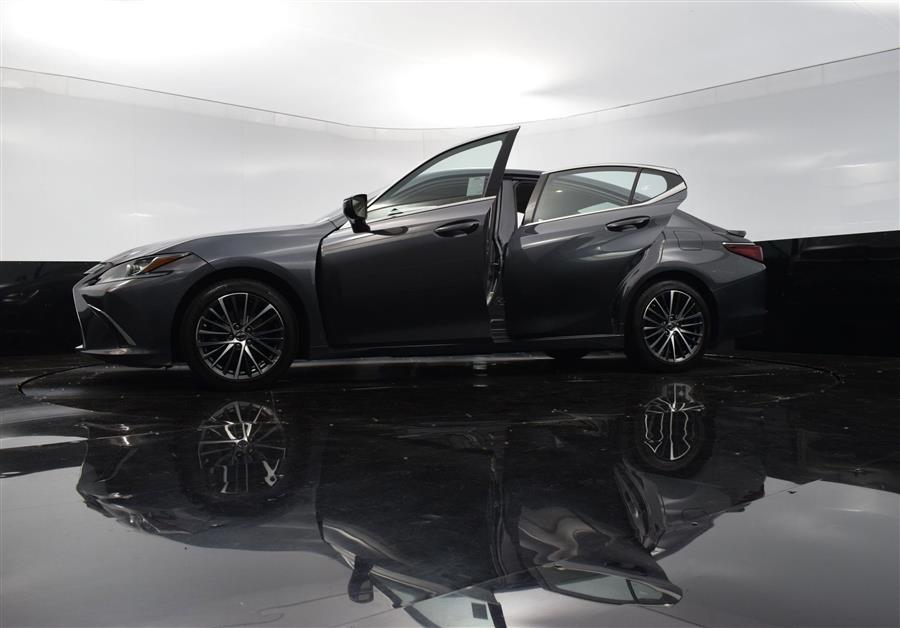 2022 Lexus ES Es photo