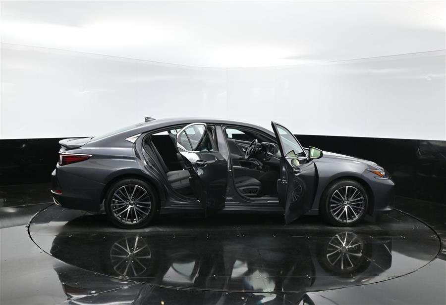 2022 Lexus ES Es photo