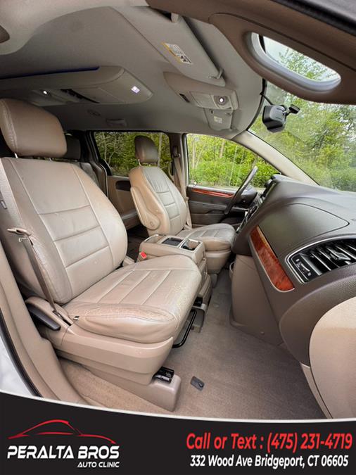 2014 Chrysler Town & Country Touring photo