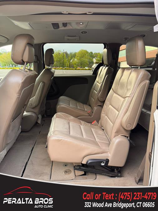 2014 Chrysler Town & Country Touring photo