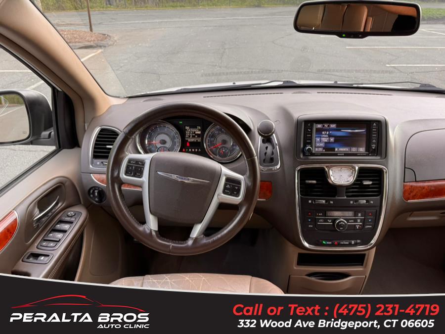 2014 Chrysler Town & Country Touring photo