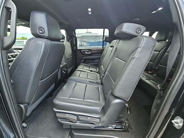 2023 Chevrolet Suburban LT photo