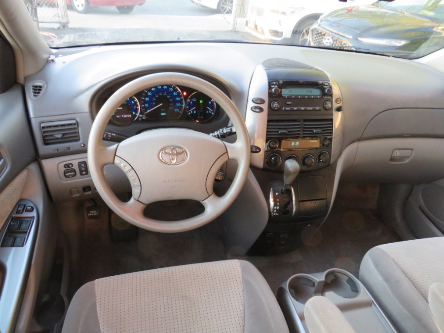 2008 Toyota Sienna CE 8-Passenger photo