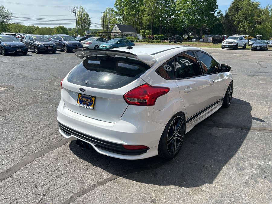 2017 Ford Focus ST Hatch photo