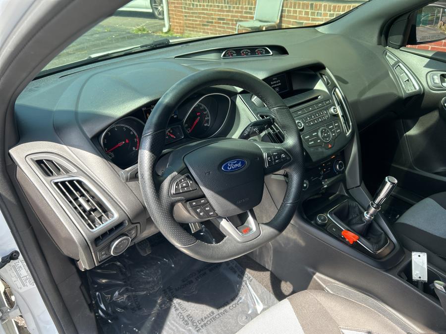 2017 Ford Focus ST Hatch photo