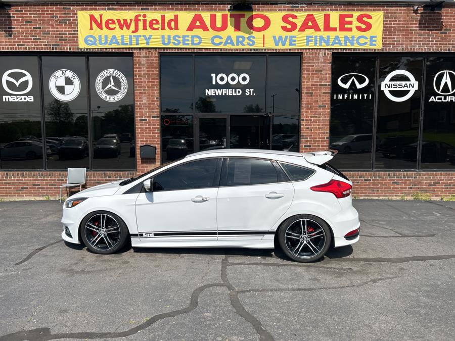 2017 Ford Focus ST Hatch photo
