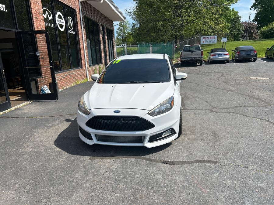 2017 Ford Focus ST Hatch photo
