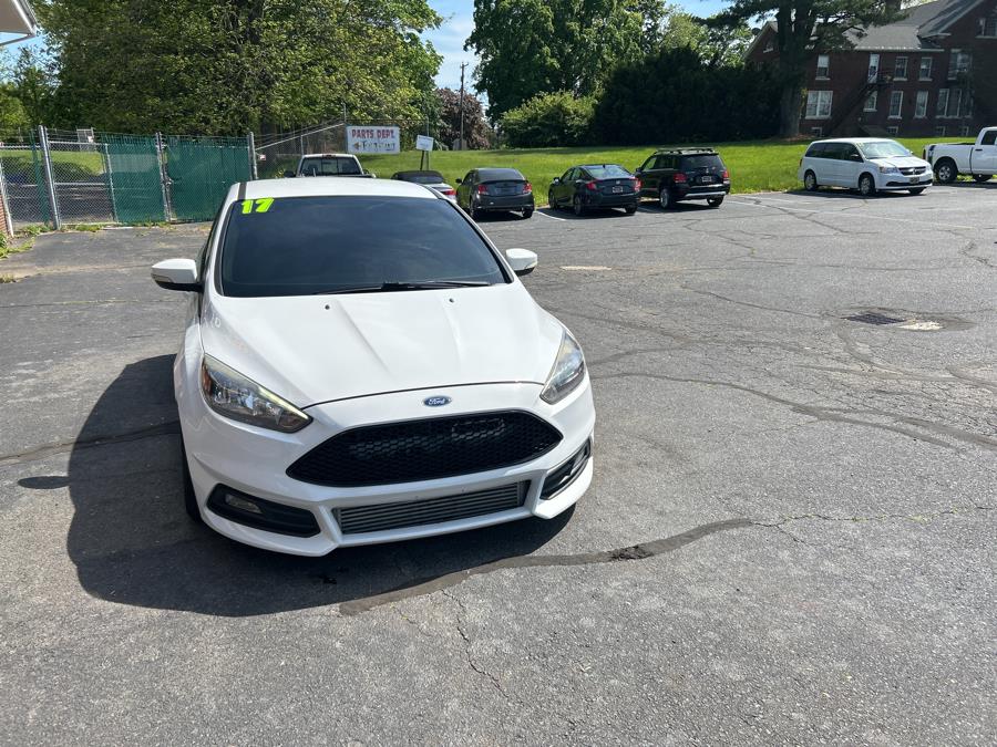 2017 Ford Focus ST Hatch photo