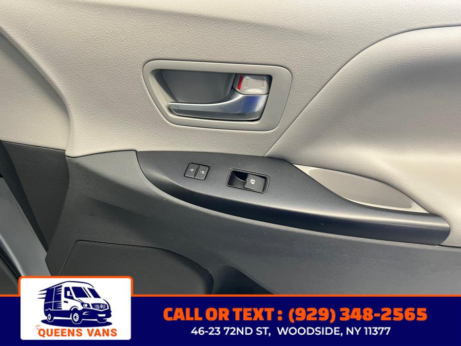2019 Toyota Sienna LE Auto Access Seat FWD 7-Pass photo