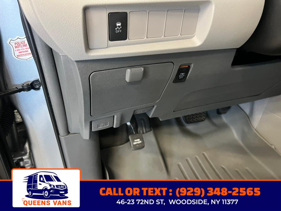 2019 Toyota Sienna LE Auto Access Seat FWD 7-Pass photo