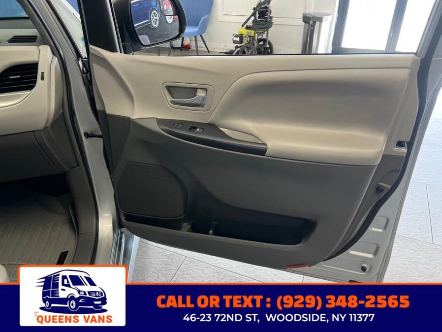 2019 Toyota Sienna LE Auto Access Seat FWD 7-Pass photo