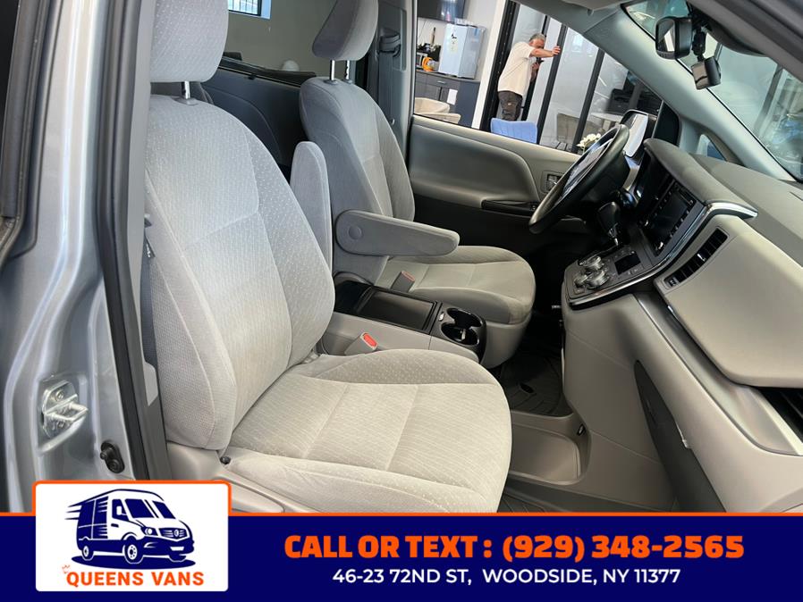 2019 Toyota Sienna LE Auto Access Seat FWD 7-Pass photo