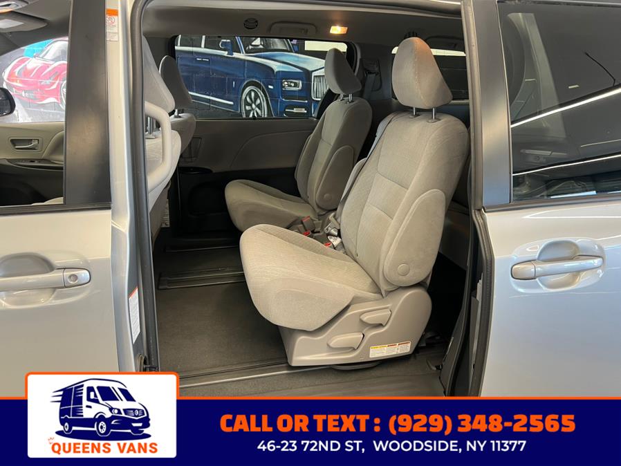 2019 Toyota Sienna LE Auto Access Seat FWD 7-Pass photo