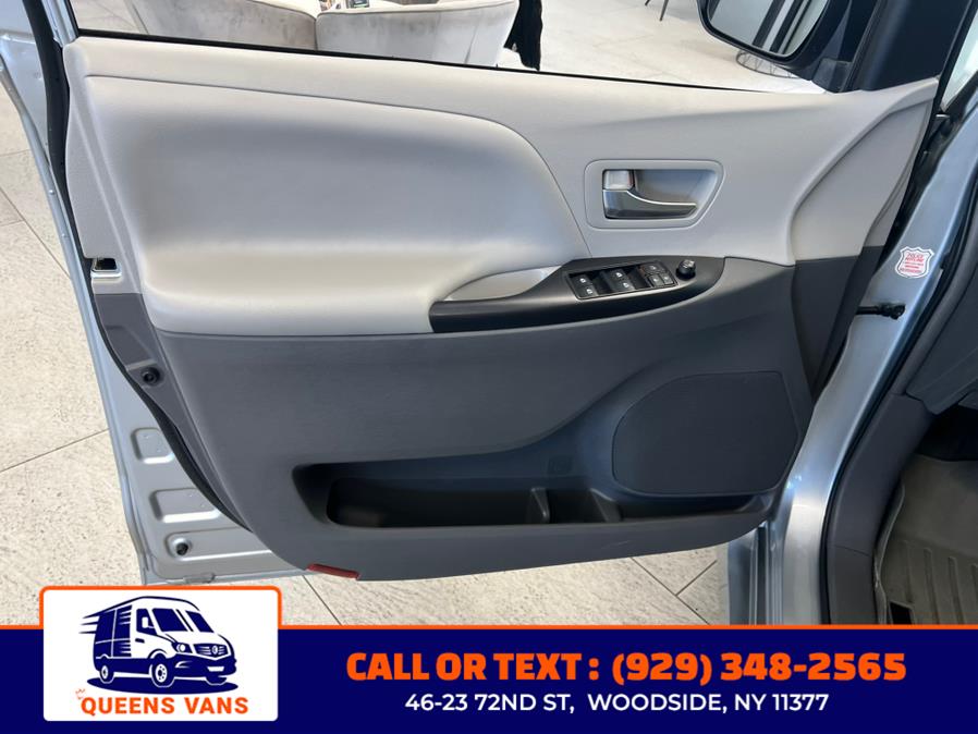 2019 Toyota Sienna LE Auto Access Seat FWD 7-Pass photo