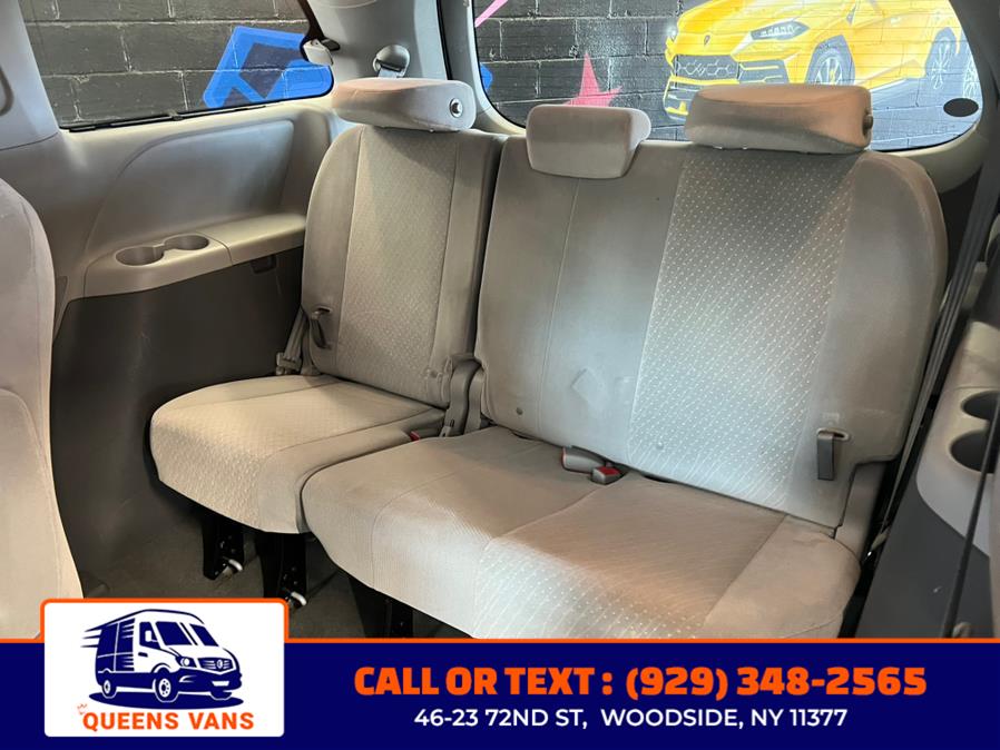 2019 Toyota Sienna LE Auto Access Seat FWD 7-Pass photo