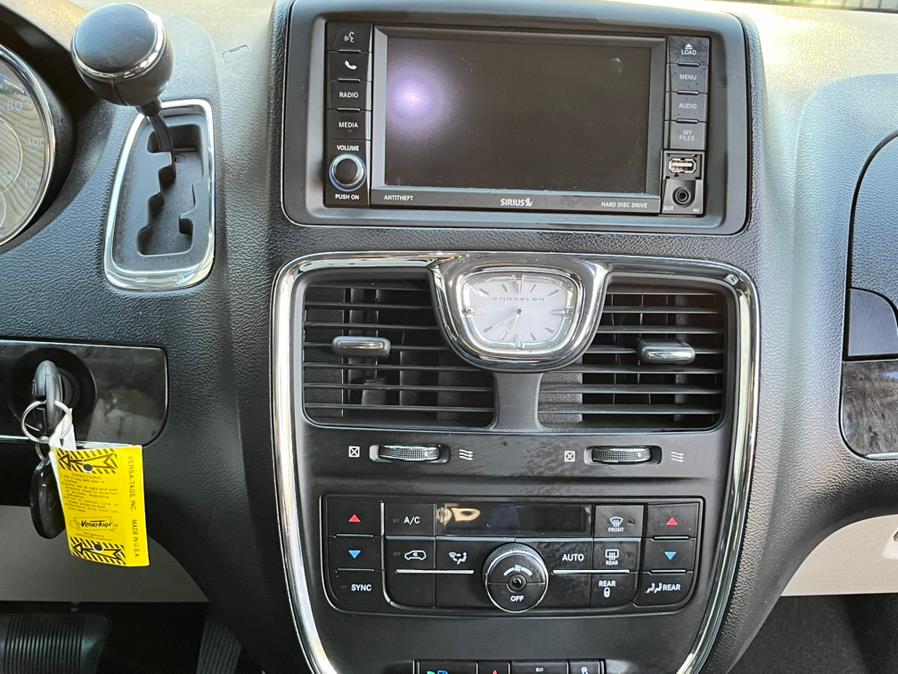 2012 Chrysler Town & Country Touring photo