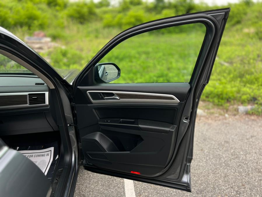 2019 Volkswagen Atlas 3.6L V6 SEL R-Line 4MOTION photo