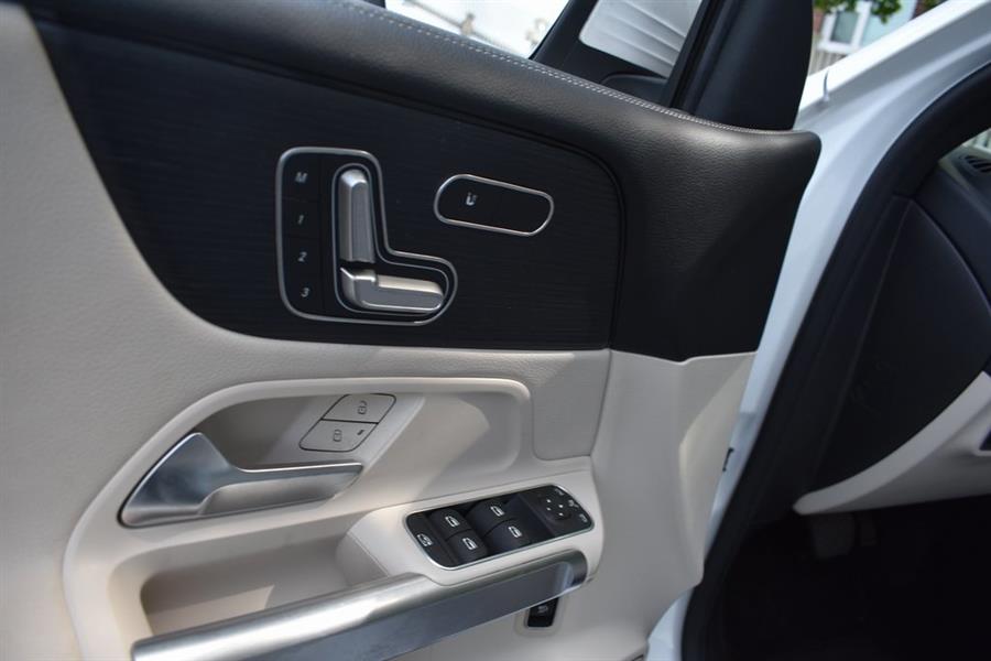 2020 Mercedes-Benz GLB GLB 250 photo