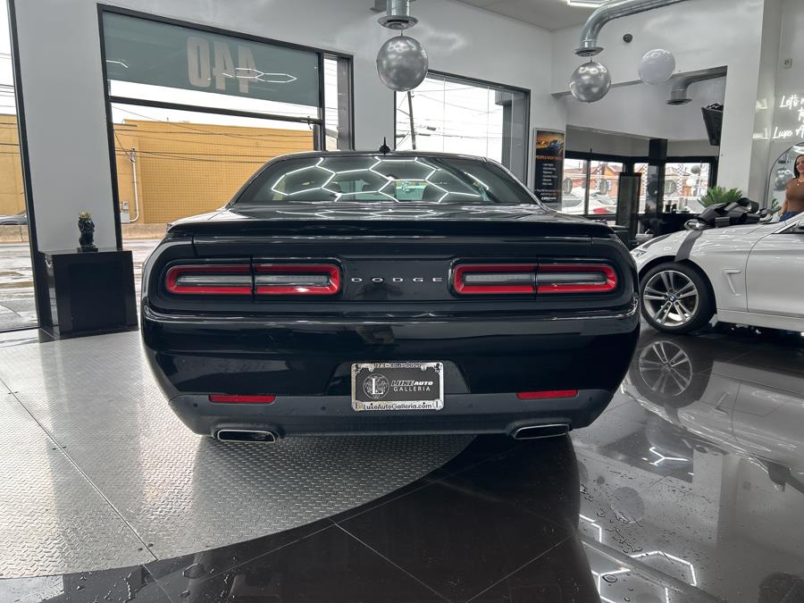 2015 Dodge Challenger 2dr Cpe SXT photo
