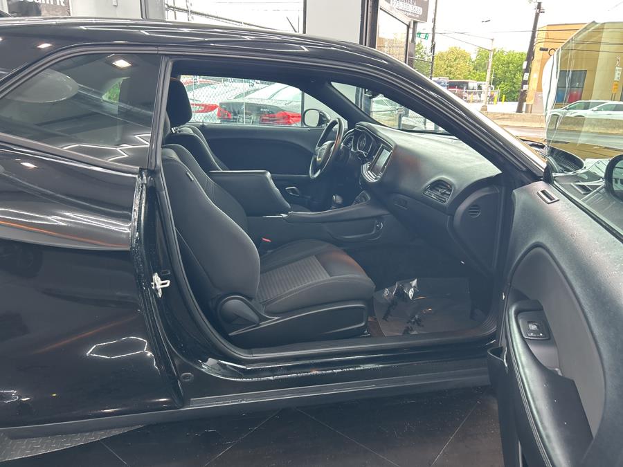 2015 Dodge Challenger 2dr Cpe SXT photo