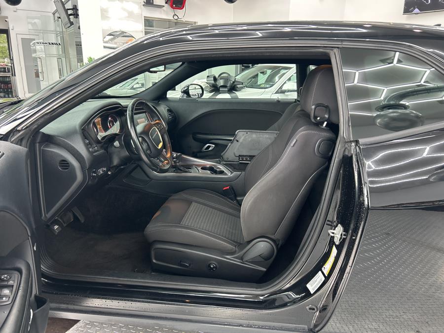 2015 Dodge Challenger 2dr Cpe SXT photo