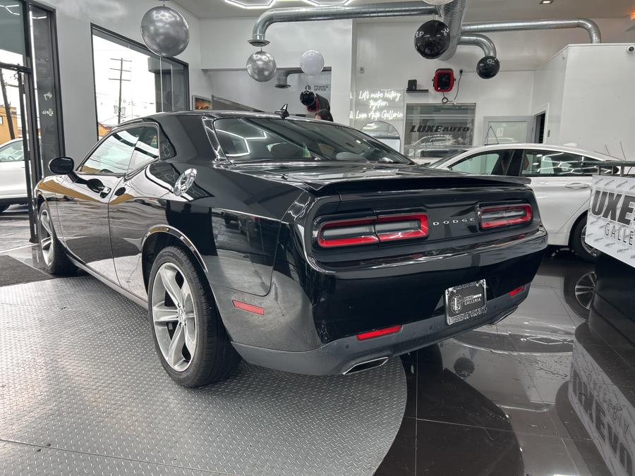 2015 Dodge Challenger 2dr Cpe SXT photo