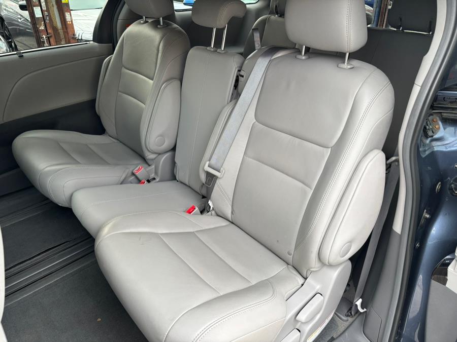 2015 Toyota Sienna 5dr 8-Pass Van XLE FWD (Natl) photo