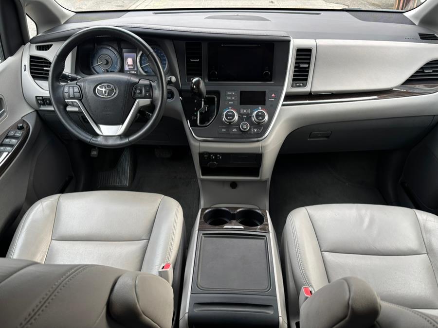 2015 Toyota Sienna 5dr 8-Pass Van XLE FWD (Natl) photo