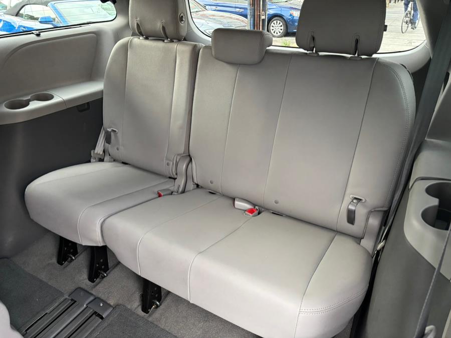 2015 Toyota Sienna 5dr 8-Pass Van XLE FWD (Natl) photo