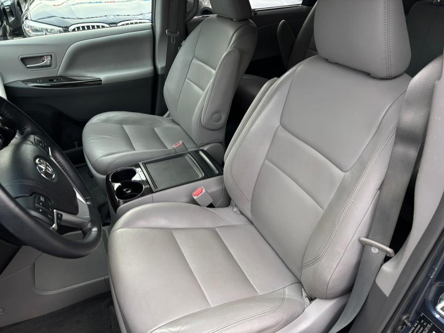 2015 Toyota Sienna 5dr 8-Pass Van XLE FWD (Natl) photo