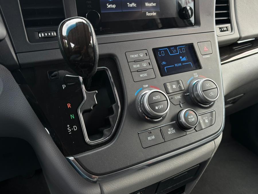 2015 Toyota Sienna 5dr 8-Pass Van XLE FWD (Natl) photo